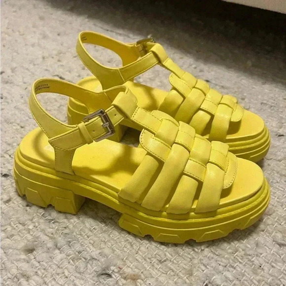 BP. Yellow women’s sandal size 6, slight heel with buckle, never worn condition - Picture 4 of 7